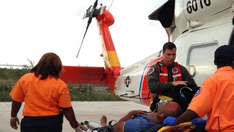 Un helicóptero de la Guardia Costera rescató a una docena de cubanos en el mar.