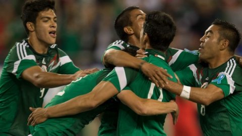 Los jugadores de la selección mexicana celebran el gol del empate contra Estados Unidos