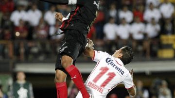 Carlos Esquivel (der.) marca a Porfirio López durante el partido de ida de la Liga de Campeones de la Concacaf en el Estadio Alejandro Morera.