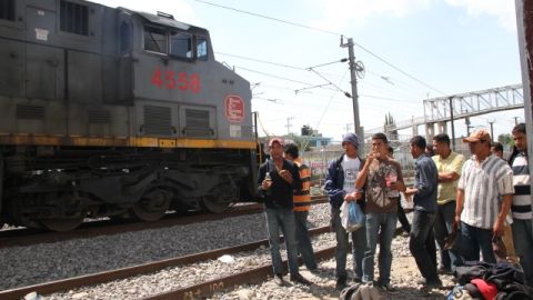 Migrantes centroamericanos se encuentran varados en Tultitlán, México, luego de que la Bestia descarriló.