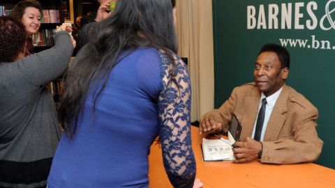 Edson Arantes do Nascimento, "Pelé", se tomó el tiempo para atender con cariño a cada fan.