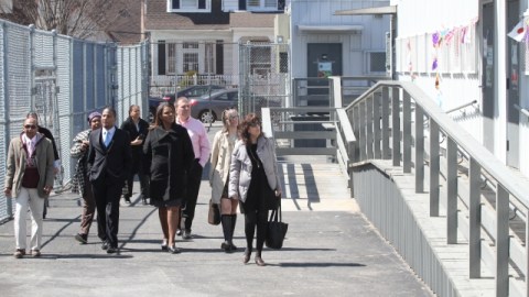 La Defensora del Pueblo, Letitia James, visitó ayer la Escuela Secundaria HS 475 de Richmond Hill, Queens, donde han sido instalados 22 trailers para solucionar transitoriamente la sobrepoblación escolar. Algunos llevan allí más de 20 años.
