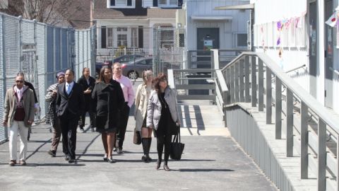 La Defensora del Pueblo, Letitia James, visitó ayer la Escuela Secundaria HS 475 de Richmond Hill, Queens, donde han sido instalados 22 trailers para solucionar transitoriamente la sobrepoblación escolar. Algunos llevan allí más de 20 años.