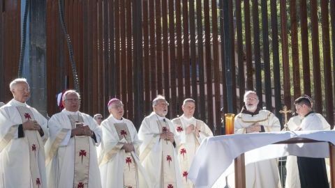 Obispos celebran una misa en Nogales, Arizona, por todos aquellos que han muerto o arriesgado sus vidas por cruzar desde México a Estados Unidos.