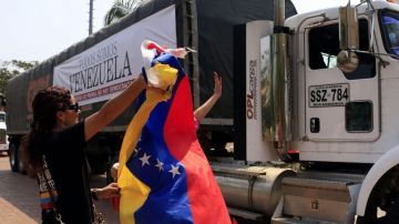 Dos camiones transportan el papel periódico enviado a los diarios venezolanos desde Colombia.