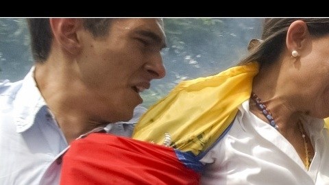 Machado escapa de los gases lacrimógenos tras intentar tomar su banca en la Asamblea Nacional.