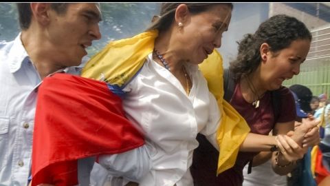 Machado escapa de los gases lacrimógenos tras intentar tomar su banca en la Asamblea Nacional.