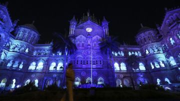 En Bombay, India, la estación de ferrocarril de Chhatrapati Shivaji está iluminada con tonos azules con motivo de la celebración del Día Internacional del Autismo.