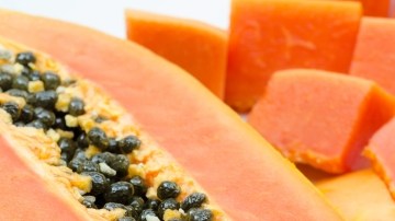 La papaya es también llamada fruta bomba o lechosa.