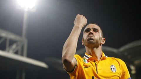Leonardo Bonucci del Juventus de Turín celebra tras anotar ante el Olympique de yon hoy, jueves 3 de abril de 2014, durante un partido de cuartos de final por la Liga Europa en Lyon.