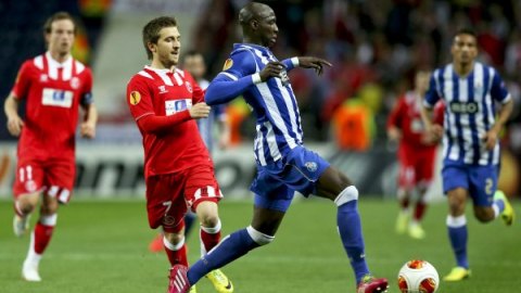 El defensa francés del Oporto Eliaquim Mangala (2-d) juega un balón ante el alemán Marko Marin (2-i), del Sevilla