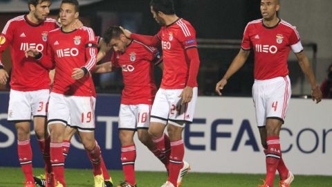 Eduardo Salvio (c) del Benfica Lisboa celebra tras una anotación ante el AZ Alkmaar durante un partido de la Liga Europa disputado hoy, jueves 3 de abril de 2014, en Alkmaar (Holanda).