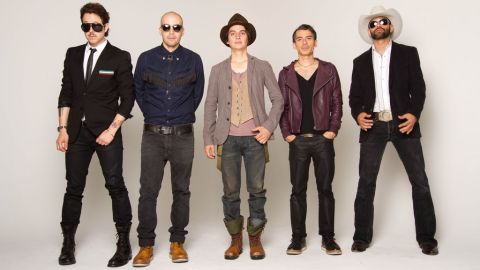 El 11 de abril, Kinky se presenta en “Tecate Light Fiesta Friday” con motivo del Toyota Grand Prix.