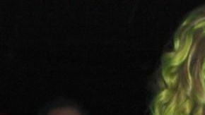 Para la ocasión, Gaga se puso un sostén y un pantie de cuero con una cazadora a conjunto.