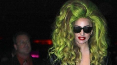 Para la ocasión, Gaga se puso un sostén y un pantie de cuero con una cazadora a conjunto.
