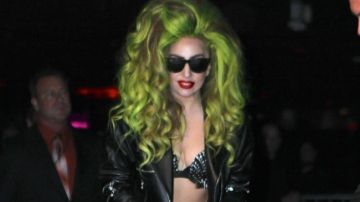 Para la ocasión, Gaga se puso un sostén y un pantie de cuero con una cazadora a conjunto.