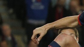 El delantero del  París Saint-Germain,  Zlatan Ibrahimovic, es rodeado por tres jugadores del Chelsea para tratar de quitarle el balón.