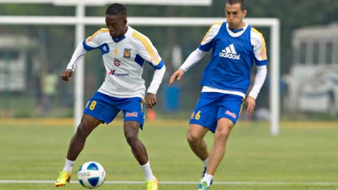 Jorge Torres Nilo (der.), en el entrenamiento de Tigres de cara a su partido del domingo contra Atlante en Cancún.