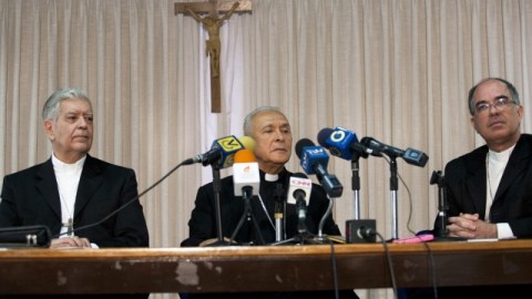 Monseñor Diego Padrón Sánchez (c), presidente de la Conferencia Episcopal Venezolana (CEV), quien lanzó duras críticas al gobierno del presidente Maduro.