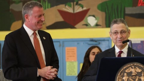 El asambleísta estatal Sheldon Silver (derecha) ha sido el principal aliado  del alcalde Bill de Blasio en el tema de pre-K.