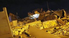 Un coche aplastado por el derrumbamiento de un muro en la localidad costera de Iquique, al norte de Chile.