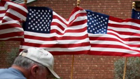 Vecinos de Killeen colocan cruces cerca de una iglesia, en memoria de las víctimas del tiroteo en Fort Hood.