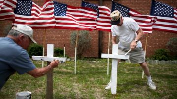 Vecinos de Killeen colocan cruces cerca de una iglesia, en memoria de las víctimas del tiroteo en Fort Hood.