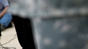 Residentes en Fort Hood llevaron flores este jueves a la zona del incidente.