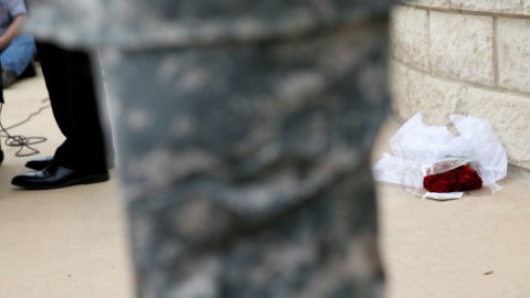 Residentes en Fort Hood llevaron flores este jueves a la zona del incidente.