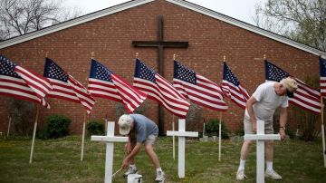 Cruces cerca de una iglesia, en memoria de las víctimas de un tiroteo en Fort Hood en el 2014.