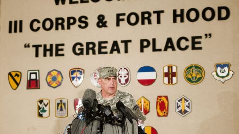 El teniente general de la base texana Mark Milley compartió anoche detalles preliminares del incidente bajo investigación.