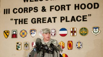 El teniente general de la base texana Mark Milley compartió anoche detalles preliminares del incidente bajo investigación.
