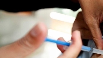 Las autoridades recomendaron que los hombres bisexuales y quienes no se identifican como “gay”, pero que tienen sexo con otros hombres, se vacunen lo antes posible.