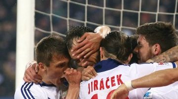 Los jugadores de Hamburgo celebran el segundo gol sobre el Bayer Leverkuen