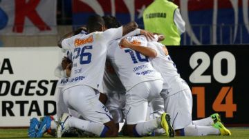 Jugadores de Cruzeiro celebran después de anotar un gol ante Universidad de Chile