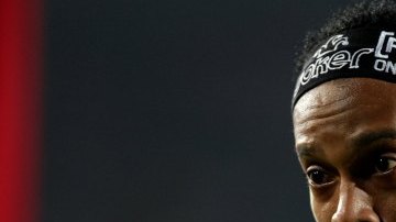 El delantero brasileño del Atlético Mineiro, Ronaldinho, alió ovacionado en Colombia