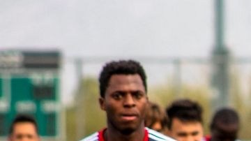 El goleador  de Chivas USA, Erick 'Cubo' Torres (al centro), y Adolfo 'Bofo' Bautista (atrás de 'Cubo') son de los pocos  con  experiencia en grandes clásicos en el fútbol mexicano.