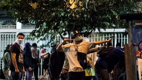Manifestantes opositores al gobierno de Nicolás Maduro se enfrentan a miembros de la Policía Nacional Bolivariana (PNB)  en el sector de Chacao, en Caracas.