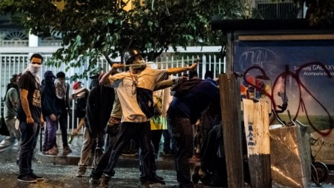 Manifestantes opositores al gobierno de Nicolás Maduro se enfrentan a miembros de la Policía Nacional Bolivariana (PNB) en el sector de Chacao, en Caracas.