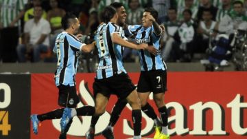 Jugadores de Gremio de Porto Alegre celebran después de anotar un gol frente a Atlético Nacional, que cayó derrotado 2-0.