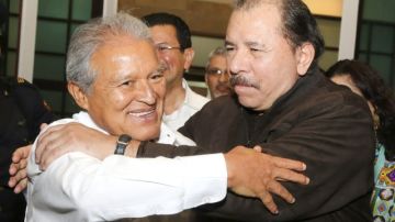 Daniel Ortega (d), saluda a Salvador Sánchez (i), en Managua.
