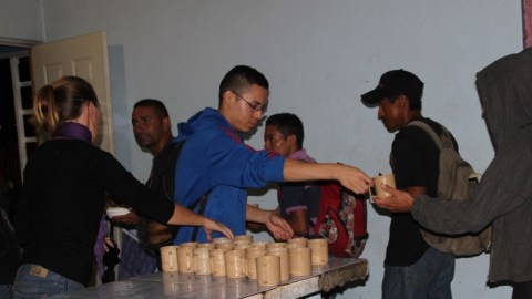 Migrantes en el albergue La 72, de Tenosique, Tabasco reciben alimentación.