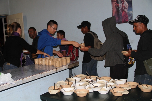 Migrantes en el albergue La 72, de Tenosique, Tabasco reciben alimentación.