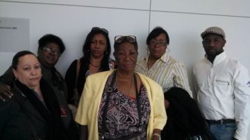 Yolanda Amparo (centro), madre de Valdez- en la foto acompañada de familiares- opinó que 25 años de cárcel contra el asesino de su hija son muy pocos.