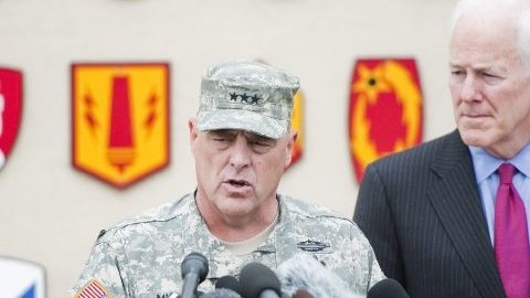 El teniente general Mark Milley (i), comandante general de la base Fort Hood, y el senador estadounidense John Cornyn (d) se dirigen a periodistas en la base militar de Fort Hood. (Archivo  / Efe)