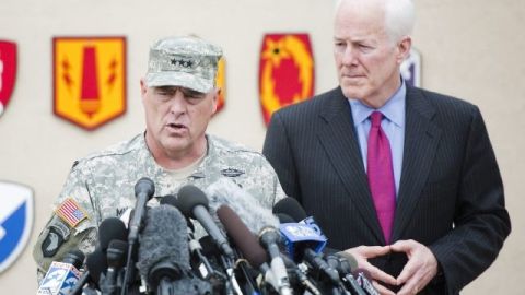 El teniente general Mark Milley (i), comandante general de la base Fort Hood, y el senador estadounidense John Cornyn (d) se dirigen a periodistas en la base militar de Fort Hood. (Archivo  / Efe)