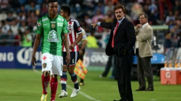 El técnico de Chivas, Ricardo La Volpe, da indicaciones a sus jugadores