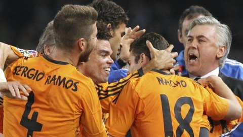 Los jugadores del Real Madrid y su entrenador Carlo Ancelotti (d) celebran celebran un gol del equipo