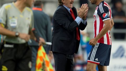 El técnico Ricardo La Volpe da indicaciones a Jair Pereira.