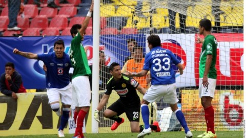 Julio César Domínguez (izq.) celebra el segundo tanto cruzazulino tras vencer a Moisés Muñoz en el Azteca.